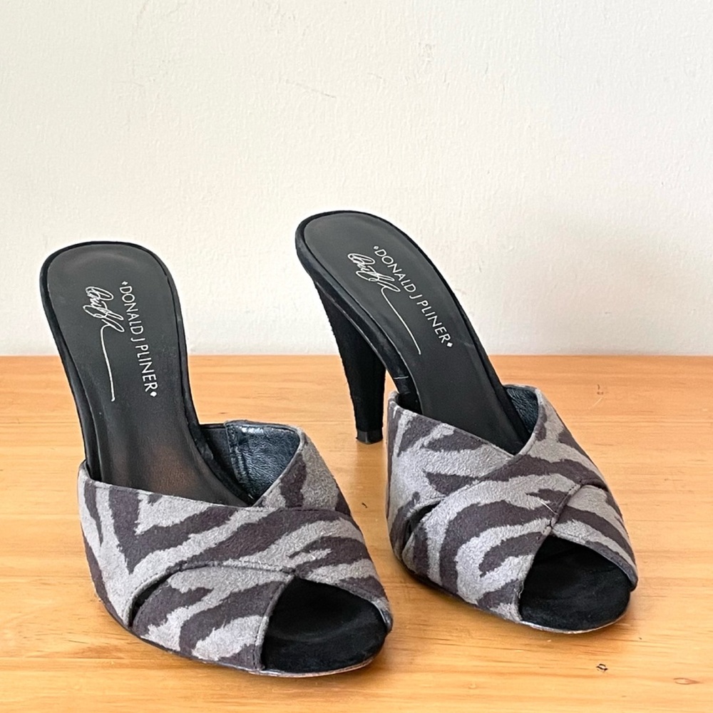 Donald J. Pliner Feigel Zebra Print Mule Sandals Sz 8